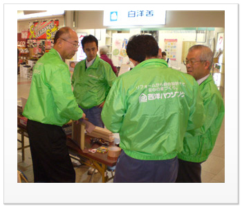 ナイロン100％のスタッフジャンパー裏