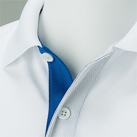 釦をはずすと配色チラリ